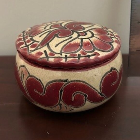 Mexican porcelain dish with lid - Picture 1 of 5